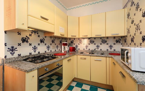 Bouganville: Eigentum, Zimmer, Küche, Cabinetry, Grundeigentum, Interior Design, Fliese, Möbel, Countertop, Gelb