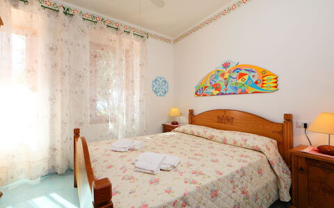 Bouganville: Schlafzimmer, Bett, Zimmer, Möbel, Eigentum, Bettdecke, Bedding, Bettrahmen, Interior Design, Wand