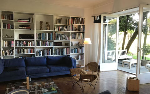 Villa Ghis - Sleeps 16: Wohnzimmer, Möbel, Zimmer, Regale, Eigentum, Bücherregal, Gebäude, Couch, Regal, Interior Design