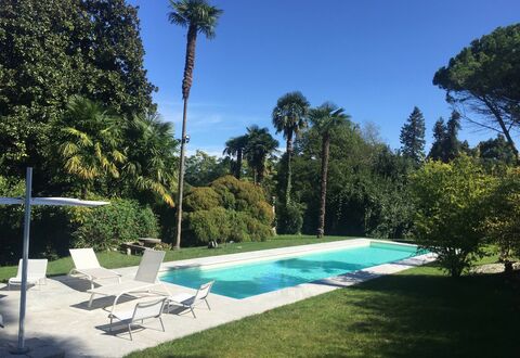 Villa Ghis - Sleeps 16: Schwimmbad, Eigentum, Himmel, Haus, Grundeigentum, Baum, Wildnis, Palme, Zuhause, Urlaub