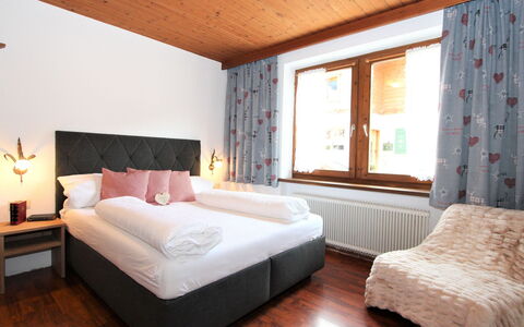 Aschau im Zillertal 485: Schlafzimmer, Möbel, Bett, Zimmer, Interior Design, Eigentum, Matratze, Bettdecke, Bettrahmen, Bedding