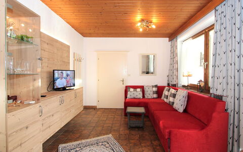Aschau im Zillertal 485: Zimmer, Möbel, Eigentum, Decke, Interior Design, Gebäude, Wohnzimmer, Wand, Haus, Grundeigentum
