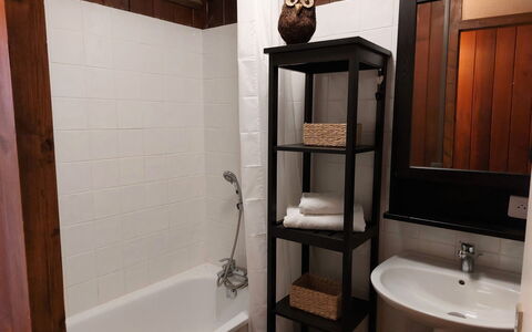Saint Gervais 650: Braun, Sinken, Eigentum, Zapfhahn, Armatur, Gebäude, Bad Sink, Badezimmer, Spiegel, Interior Design