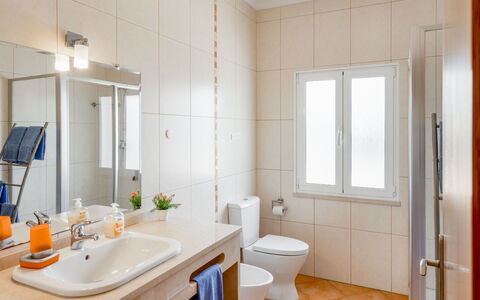 Villa Pescada: Spiegel, Sinken, Eigentum, Zapfhahn, Armatur, Bad Sink, Badezimmer, Lila, Pflanze