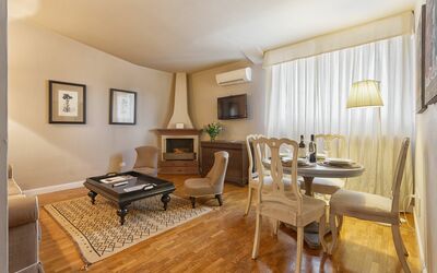 Nido Tornabuoni: Zimmer, Interior Design, Eigentum, Möbel, Wohnzimmer, Fussboden, Gebäude, Decke, Gelb, Tabelle