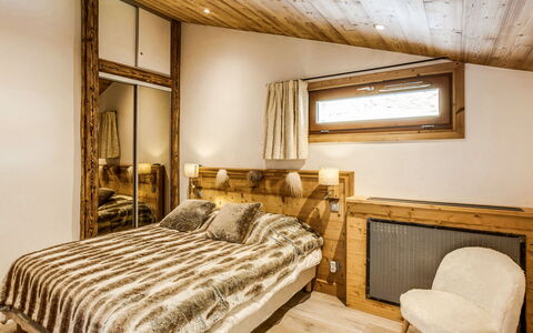 Tignes 392: Schlafzimmer, Möbel, Bett, Zimmer, Bettdecke, Interior Design, Bettrahmen, Eigentum, Bedding, Decke