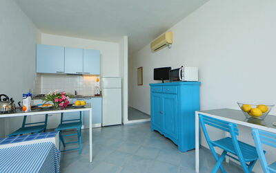 Vista Golfo 2 735.2: Cabinetry, Möbel, Tabelle, Blau, Küche, Azurblau, Gebäude, Countertop, Interior Design, Flooring