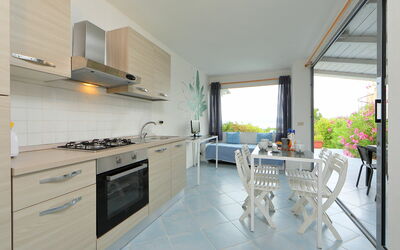 Vista Golfo 3 735.3: Cabinetry, Möbel, Eigentum, Countertop, Pflanze, Gebäude, Herd, Zapfhahn, Küche, Stuhl