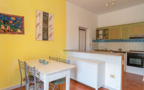 Valledoria 731: Möbel, Cabinetry, Eigentum, Tabelle, Countertop, Gebäude, Holz, Interior Design, Beleuchtung, Flooring