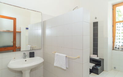Camilla 731.2: Spiegel, Sinken, Eigentum, Armatur, Zapfhahn, Gebäude, Badezimmer, Fenster, Interior Design