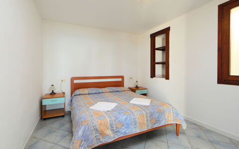Valledoria 735: Möbel, Gebäude, Eigentum, Komfort, Fenster, Azurblau, Schatten, Holz, Haus, Bett