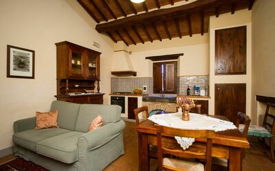 Appartamento Rosa: Zimmer, Eigentum, Möbel, Wohnzimmer, Gebäude, Interior Design, Haus, Tabelle, Grundeigentum, Decke