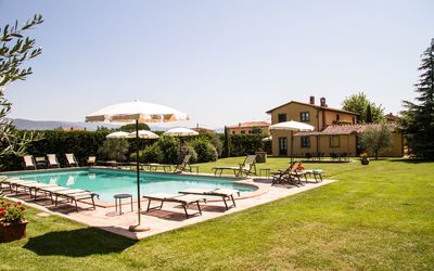Agriturismo Il Sambuco: Schwimmbad, Eigentum, Haus, Gebäude, Grundeigentum, Resort, Estate, Gras, Zuhause, Wohngebiet