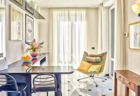 Villa Helvezia - Levanto: Zimmer, Möbel, Interior Design, Eigentum, Vorhang, Wohnzimmer, Gelb, Gebäude, Tabelle, Zuhause