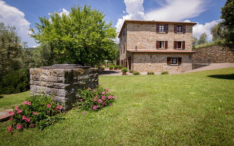 Villa Le Capanne: Eigentum, Haus, Gras, Himmel, Zuhause, Hütte, Gebäude, Grundeigentum, Grundstueck, Rasen