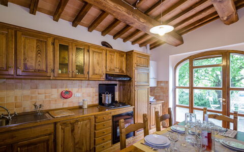 Villa Le Capanne: Zimmer, Eigentum, Gebäude, Möbel, Interior Design, Haus, Decke, Küche, Zuhause, Cabinetry