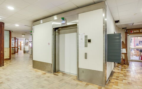 Tignes 402: Gebäude, Wand, Decke, Zimmer, Fussboden, Tür, Interior Design, Die Architektur, Grundeigentum, Empfangshalle