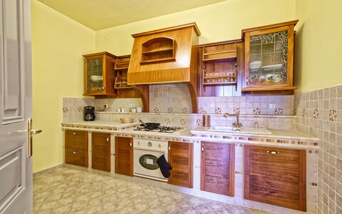 Maria: Zimmer, Cabinetry, Möbel, Küche, Eigentum, Countertop, Fliese, Interior Design, Gebäude, Fussboden
