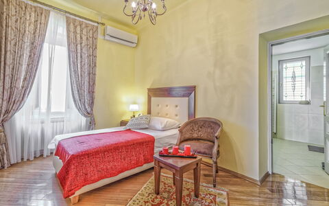 Maria: Zimmer, Schlafzimmer, Möbel, Eigentum, Interior Design, Bett, Fussboden, Vorhang, Bettdecke, Bettrahmen