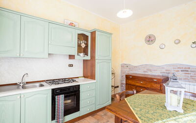 Orchidea: Zimmer, Eigentum, Möbel, Küche, Gebäude, Haus, Grundeigentum, Cabinetry, Interior Design, Fussboden