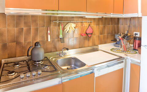 The Twins Apartment - Champoluc: Küche, Zimmer, Countertop, Eigentum, Cabinetry, Möbel, Spüle, Sinken, Fliese, Herd