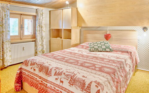 The Twins Apartment - Champoluc: Schlafzimmer, Bett, Zimmer, Möbel, Bettdecke, Eigentum, Bettrahmen, Bedding, Interior Design, Matratze