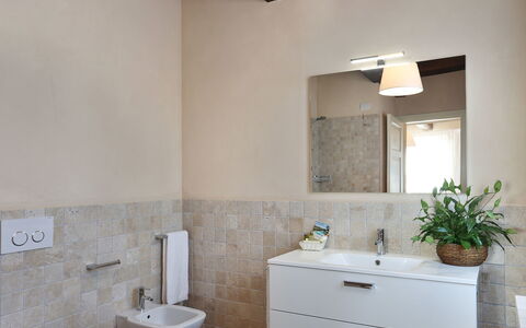 Il Grappolo: Eigentum, Badezimmer, Zimmer, Fliese, Interior Design, Haus, Gebäude, Grundeigentum, Wand, Zapfhahn