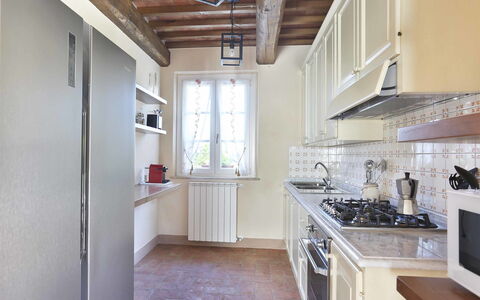 Il Grappolo: Countertop, Eigentum, Zimmer, Küche, Möbel, Gebäude, Fussboden, Cabinetry, Interior Design, Decke