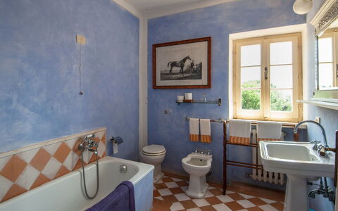Fontanelle 16: Badezimmer, Zimmer, Eigentum, Blau, Interior Design, Fussboden, Wand, Gebäude, Grundeigentum, Fliese