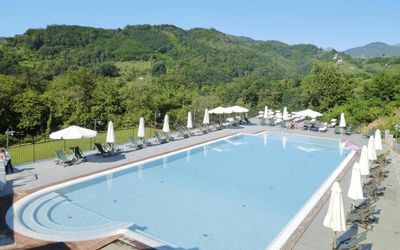 Partigliano: Schwimmbad, Eigentum, Resort, Freizeit, Gebäude, Ferienort, Urlaub, Haus, Villa, Estate