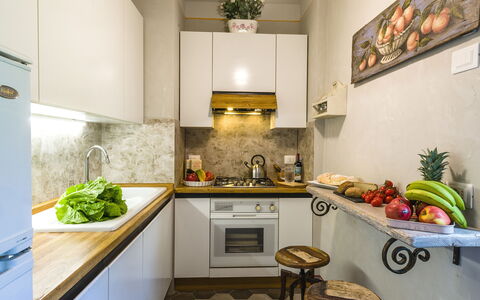Michelangelo Cortona Apartment: Countertop, Zimmer, Eigentum, Interior Design, Möbel, Küche, Decke, Grün, Fussboden, Gebäude