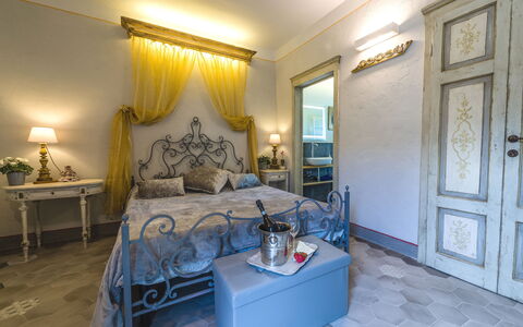 Michelangelo Cortona Apartment: Zimmer, Schlafzimmer, Eigentum, Möbel, Bett, Interior Design, Gebäude, Grundeigentum, Haus, Estate