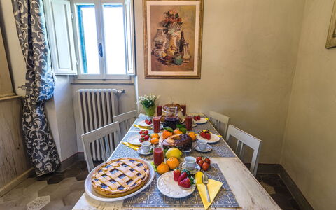 Michelangelo Cortona Apartment: Zimmer, Eigentum, Gelb, Interior Design, Haus, Brunch, Frühstück, Möbel, Mahlzeit, Tabelle