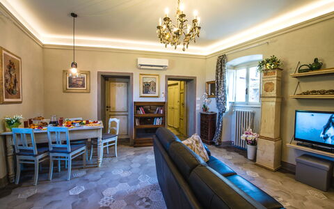 Michelangelo Cortona Apartment: Eigentum, Zimmer, Gebäude, Interior Design, Wohnzimmer, Möbel, Grundeigentum, Haus, Zuhause, Gelb