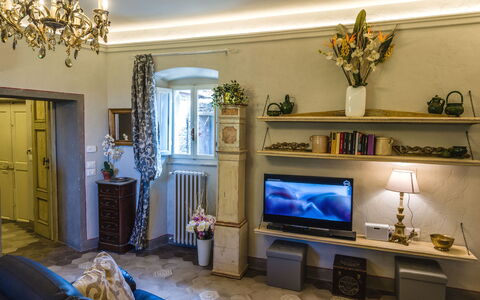 Michelangelo Cortona Apartment: Zimmer, Wohnzimmer, Eigentum, Interior Design, Blau, Möbel, Zuhause, Gebäude, Haus, Kamin