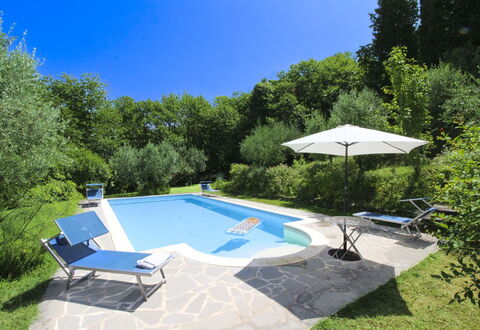 Villa Gioiosa: Schwimmbad, Gartenmöbel, Garten, Schatten, Resort, Hinterhof, Eco Hotel, Landscaping, Stuhl, Water Feature