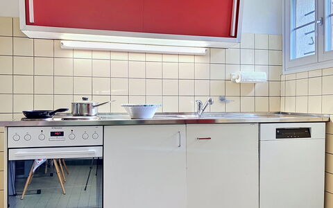 Chalet Clairval: Küche, Küchengerät, Major Appliance, Flooring, Interior Design, Countertop, Fussboden, Spüle, Decke, Herd