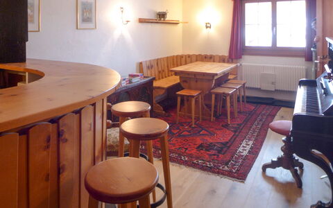 Chalet Clairval: Möbel, Eigentum, Tabelle, Holz, Fenster, Interior Design, Beleuchtung, Flooring, Fussboden, Hartholz