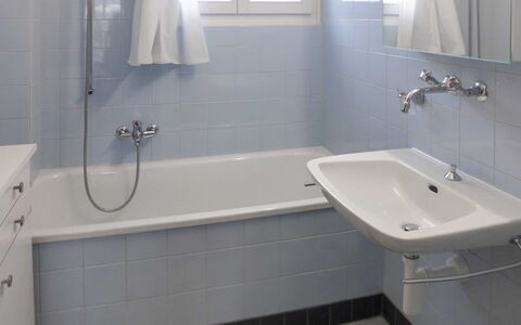Chalet Clairval: Badewanne, Armatur, Zapfhahn, Eigentum, Fenster, Badezimmer, Dusche, Rechteck