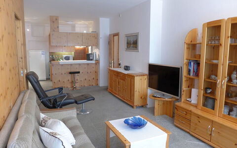 Chesa Cromer: Zimmer, Möbel, Eigentum, Gebäude, Interior Design, Haus, Wohnzimmer, Fussboden, Regal, Cabinetry