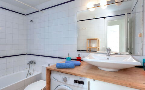 Cap Ras: Badezimmer, Eigentum, Zimmer, Interior Design, Sinken, Zapfhahn, Gebäude, Fliese, Grundeigentum, Haus