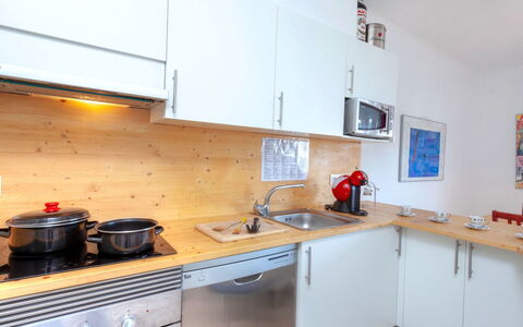 Cap Ras: Eigentum, Küche, Zimmer, Countertop, Cabinetry, Möbel, Haus, Grundeigentum, Gebäude, Interior Design