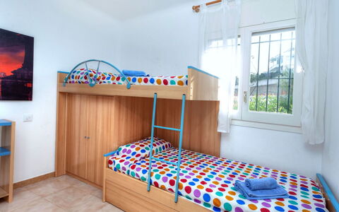 Cap Ras: Bett, Möbel, Zimmer, Schlafzimmer, Eigentum, Bettdecke, Bettrahmen, Interior Design, Herberge, Bedding