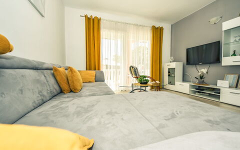 Tina & Tino: Eigentum, Möbel, Komfort, Zimmerpflanze, Couch, Gelb, Holz, Interior Design, Die Architektur, Pflanze