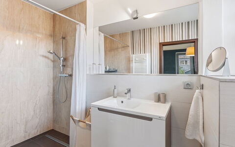 Řeporyje: Flooring, Fussboden, Armatur, Interior Design, Badezimmer, Sinken, Holz, Zapfhahn, Bad Sink, Badezimmerschrank