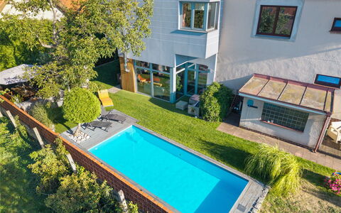 Řeporyje: Schwimmbad, Wohngebiet, Resort, Freizeit, Eco Hotel, Garten, Water Feature, Estate, Villa, Schatten