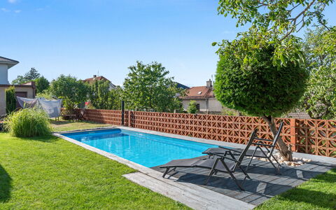 Řeporyje: Schwimmbad, Wohngebiet, Garten, Zuhause, Verbundwerkstoff, Gartenmöbel, Hinterhof, Eco Hotel, Schatten, Freizeit