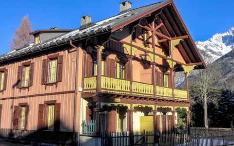 Le Chalet Suisse: Himmel, Fenster, Gebäude, Pflanze, Holz, Hütte, Haus, Zaun, Baum, Berg