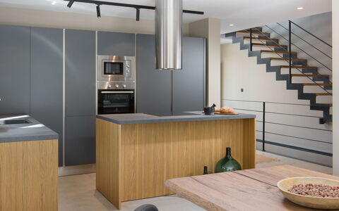 Oliva 1: Zimmer, Eigentum, Interior Design, Cabinetry, Countertop, Möbel, Sinken, Badezimmer, Gebäude, Decke