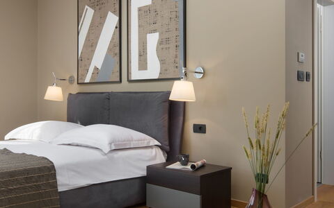 Oliva 1: Schlafzimmer, Möbel, Zimmer, Bett, Interior Design, Bettrahmen, Eigentum, Bettdecke, Matratze, Wand